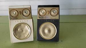 lot 2139 image: Lot of 2 Zenith Royal 500 Hand Held Radios