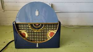 lot 2144 image: Crosley Royal Blue 11-305U Radio
