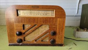 lot 2151 image: Philco Police Radio Model 40-130