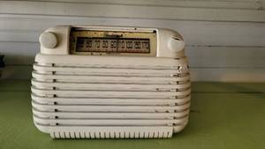 lot 2178 image: Sentinel Radio Model 284-i