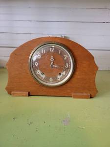 lot 2191 image: Wooden Mantle Clock