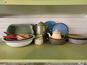 lot 2200 image: 16 Piece Mixed Lot of Vintage Enamel