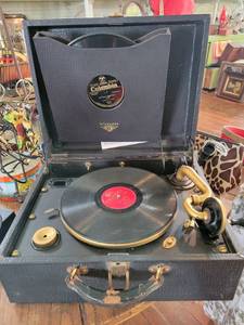 lot 2207 image: Victrola Record Player