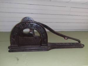 lot 20512 image: Antique Arrow Cast Iron Tobacco Cutter