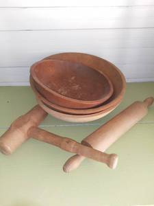 lot 20516 image: Lot of Wood Bowls and Kitchen Tools