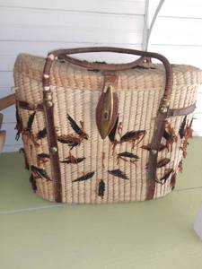 lot 20517 image: Vintage Wicker Tote