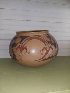 lot 20520 image: Native American Lizard Pottery
