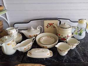 lot 20532 image: Set of Halls Jewel Tea Dishes