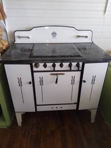 lot 20533 image: Antique Enamel Hardwick Stove