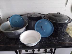 lot 20542 image: Lot of Vintage Enamelware