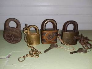 lot 20582 image: 4 Antique Locks