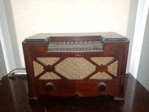 lot 33739 image: Vintage Farnsworth Radio