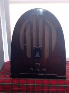 lot 33741 image: Antique Philco Cathedral Style Radio