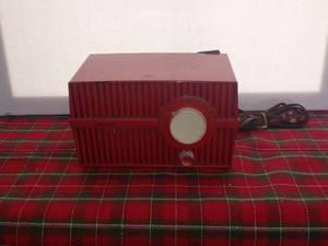 lot 33743 image: Vintage Red And White Air Chief Radio