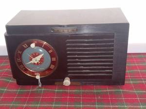 lot 33744 image: Vintage General Electric Clock Radio