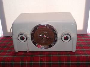 lot 33746 image: Vintage White Crosley Radio