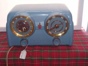 lot 33747 image: Vintage Crosley Light Blue MCM Clock Radio
