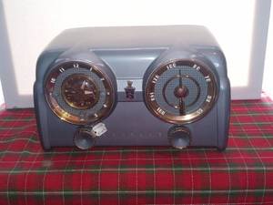 lot 33748 image: Vintage Smoke Gray MCM Crosley Clock Radio