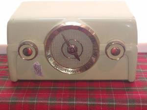 lot 33749 image: Vintage Light Green Crosley Radio