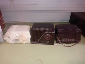 lot 33751 image: Lot Of 3 Vintage Radios FadaCrosley Silvertone