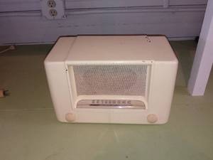 lot 33753 image: Old School White Wards Airline Radio