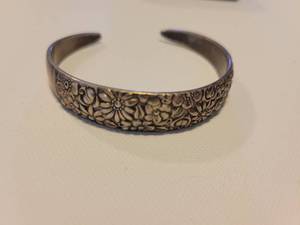 lot 259 image: Antique Sterling Silver Womans Braclet