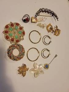 lot 282 image: Lot of Mid Century Brooches and Earings