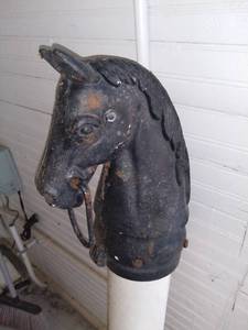 lot 1000 image: Cast Iron Horse Head Hitching Post