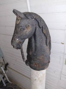lot 1001 image: Cast Iron Horse Head Hitching Post