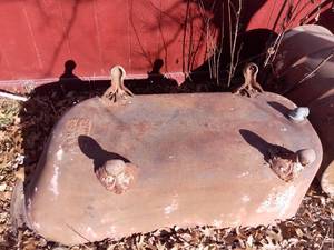 lot 1008 image: Antique Iron Bathtub With Claw Feet