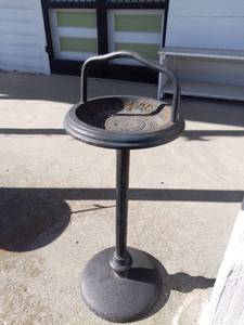 lot 1014 image: Vintage Iron Ashtray