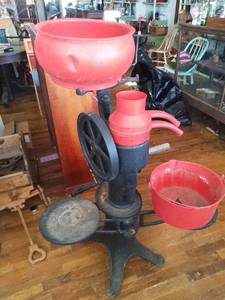 lot 1019 image: Antique Cream Separator