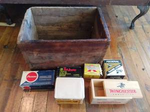 lot 1030 image: Wood Peters Ammo Box With Ammo