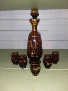 lot 1054 image: Purple Decanter With 5 Glasses