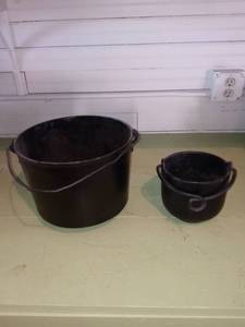 lot 33785 image: Lot Of 2 Old Cast Iron Pots In Different Sizes