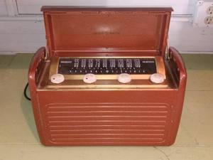 lot 33786 image: Super Cool Vintage General E Radio With Flip Top