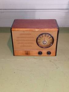 lot 33787 image: 1940s Emerson Tube Radio