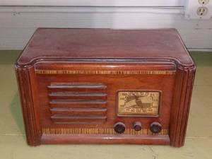 lot 33788 image: Vintage Arvin Radio