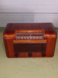 lot 33790 image: RCA Victor Old School Radio