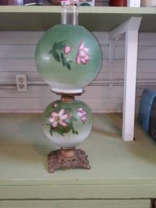 lot 33799 image: Beautiful Victorian Era Hand Painted Oil Lamp