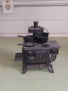 lot 33805 image: Queen Miniature Cast Iron Salesman Sample Stove