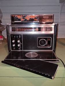 lot 33813 image: Vintage Zenith Twelve Band Trans Oceanic Radio