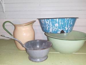 lot 1081 image: Lot of Vintage Enamelware