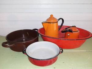 lot 1082 image: Lot of Vintage Enamelware