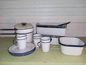 lot 1083 image: Lot of Vintage Enamelware