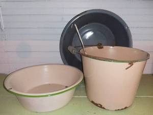 lot 1084 image: Lot of Vintage Enamelware