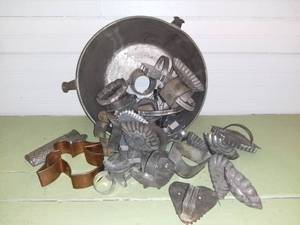 lot 1087 image: Lot of Vintage Molds