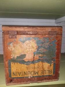 lot 1100 image: Blue Mountain Apples Wood Crate