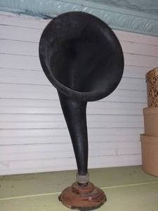 lot 1104 image: Antique Radiola Loudspeaker