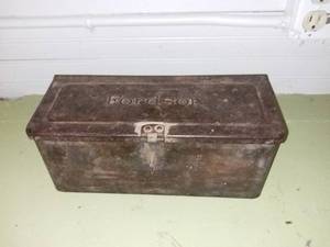 lot 1107 image: Vintage Fordson Tractor Tool Box